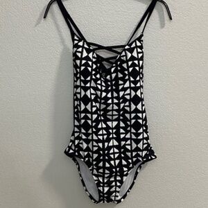 💋NWOT Time & Tru B & W One Piece Swimsuit